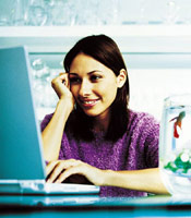 Image d'une femme travaillant à l'ordinateur