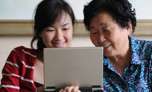 Une jeune femme avec sa mère en train d'utiliser le Calculateur de cotisation au REER.