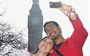 Image d'un couple de prendre une photo en face de Big Ben